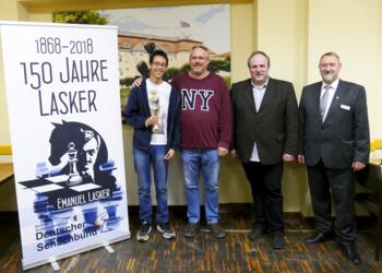 Die Deutschen Familienmeister 2018 Jirawat und Jan-Daniel Wierzbicki. Daneben BSV-Präsident Carsten Schmidt und Hugo Schulz.