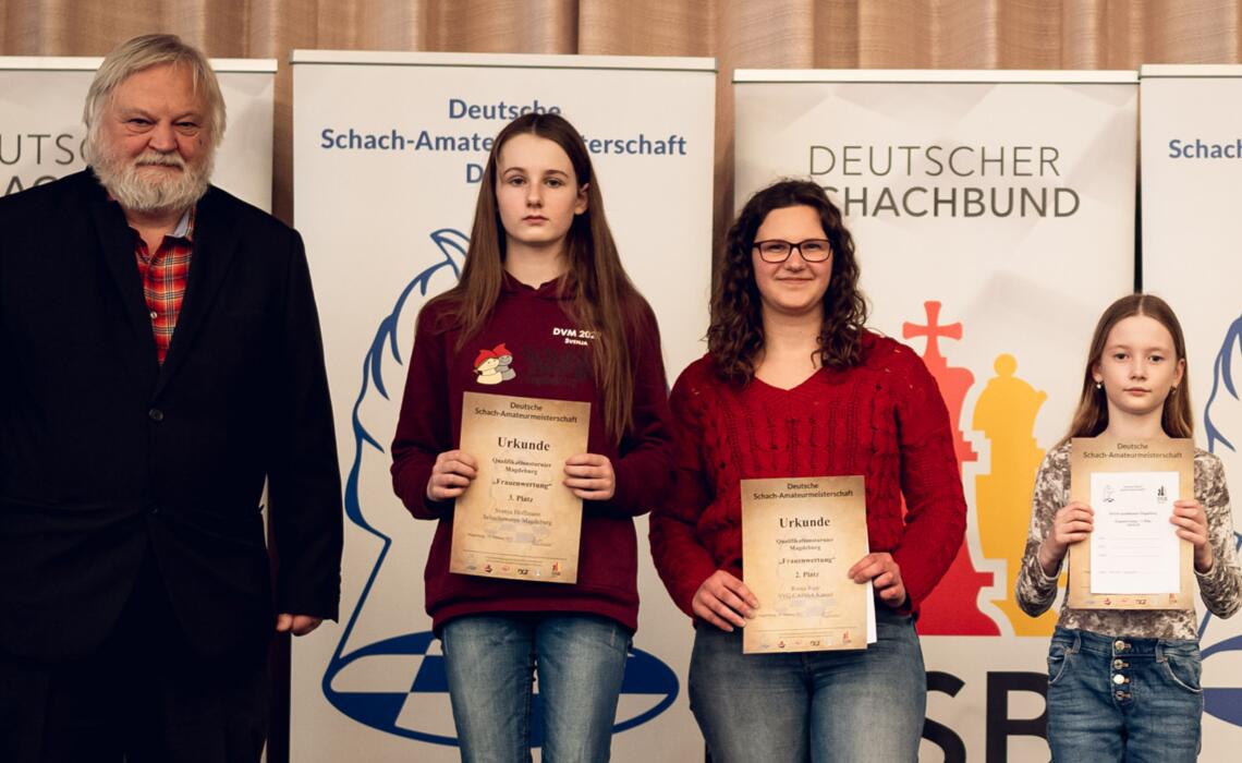 GM Artur Jussupow mit den besten Frauen: Svenja Hoffmann (3.), Ronja Ripp (2.) und Lilian Schirmbeck (1.)