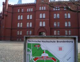 Technische Hochschule Brandenburg, im Hintergrund der Eingang
