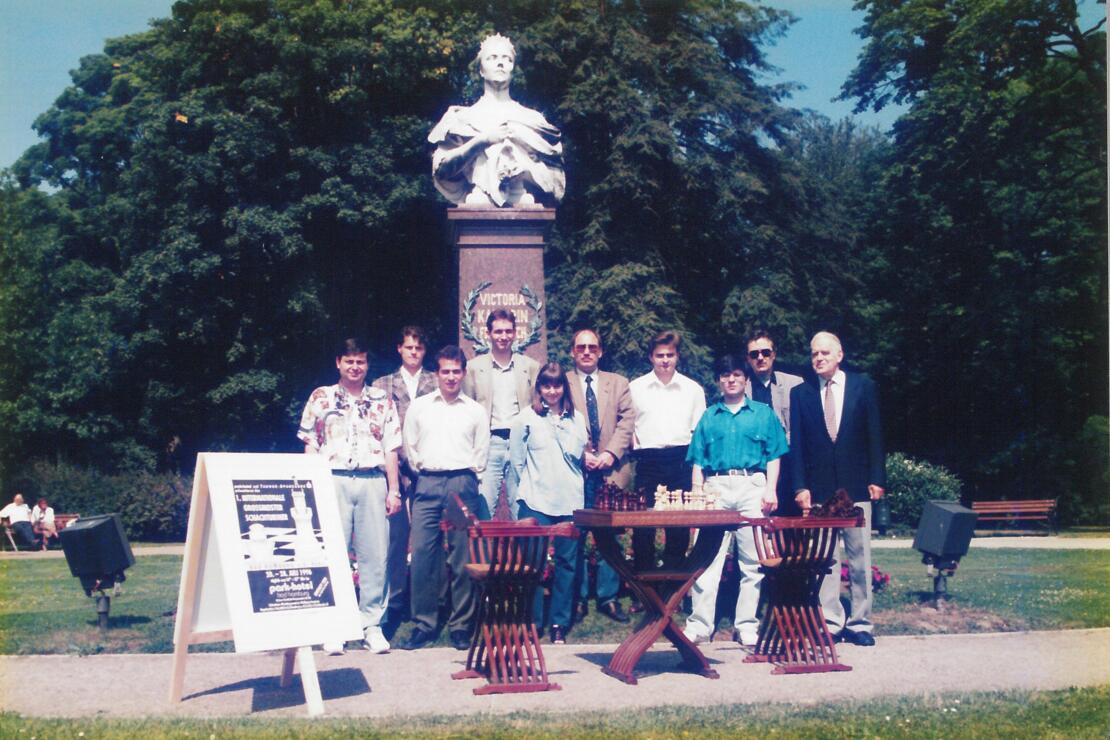 Internationales Großmeisterturnier Bad Homburg 1996. In der Mitte mit Sonnenbrille Uwe Bönsch.