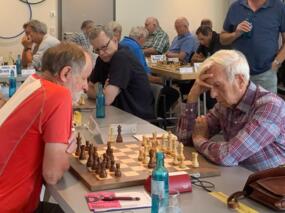 Spitzenpartien der 8. Runde: Erich Krüger - Klaus Mertens (vorne), Paul Stümer - Peter Wacker