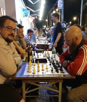 Schach um Mitternacht in Berlin (rechts im Bild: Denno)