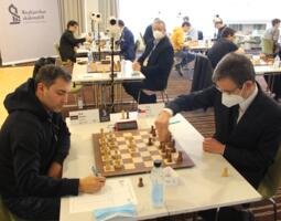Nidjat Mamedow (Aserbaidschan) gegen David Navara (Tschechien), dahinter noch allein am Tisch Liviu Dieter Nisipeanu