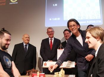 Bürgermeisterin Birgit Jörder eröffnet am Brett von Jan Nepomniachtchi und Richard Rapport das Turnier