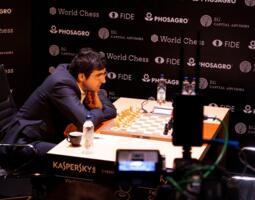 Wladimir Kramnik wartet auf den Rundenbeginn