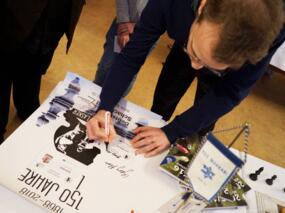 Georg Meier signiert Lasker-Plakate und -Postkarten