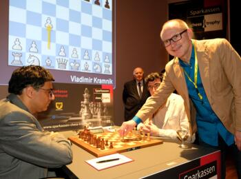 Eröffnung der 4. Partie zwischen Viswanathan Anand und Wladimir Kramnik