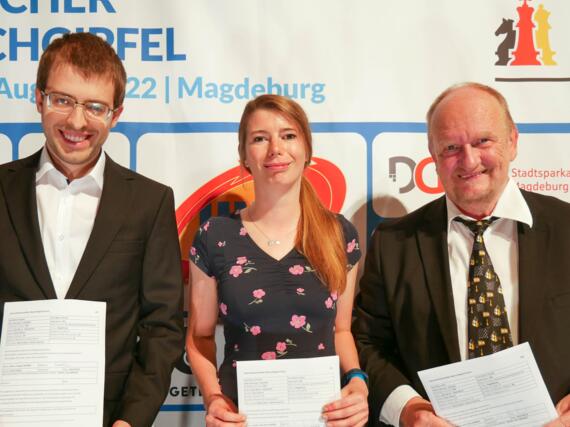 Harald Koppen, Sandra Schmidt und Roland Katz mit ihren Normen für den Titel Internationaler Schiedsrichter