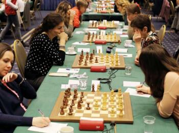 9. Runde: vorn Maria Musitschuk und Darja Voit, dahinter Nino Batsjaschwili und Zoya Schleining