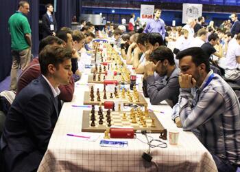 7. Runde: Am zweiten Brett links - hinter Maxim Matlakow - Daniel Fridman gegen Ivan Tscheparinow