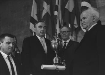 Ben Gurion überreicht den Siegerpokal