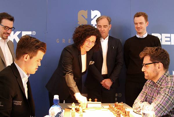 Antje Leminsky führt den symbolischen ersten Zug bei Carlsen - Aronjan aus