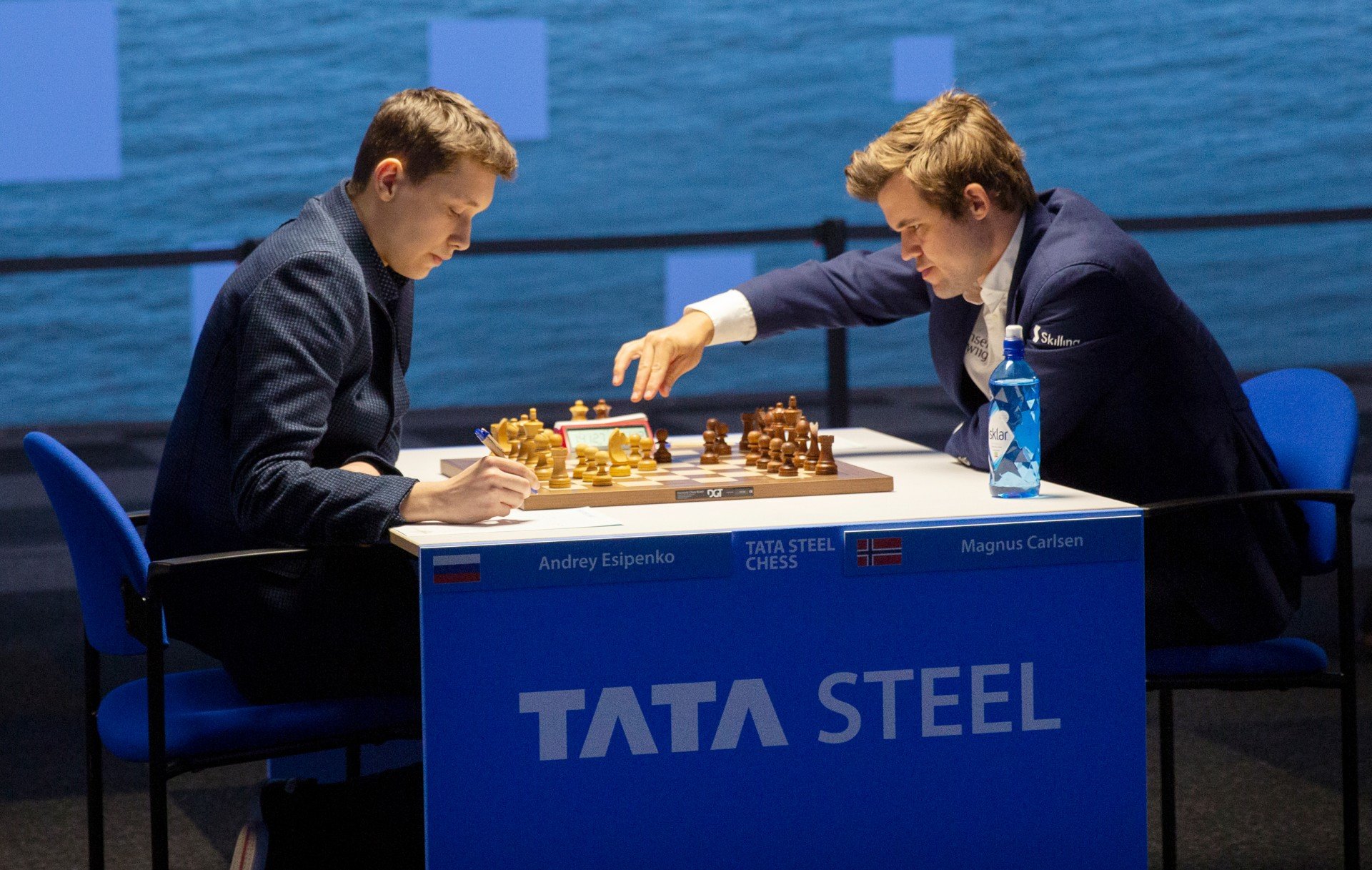 Alireza Firouzja führt - Jesipenko schlägt Carlsen beim Tata Steel Chess