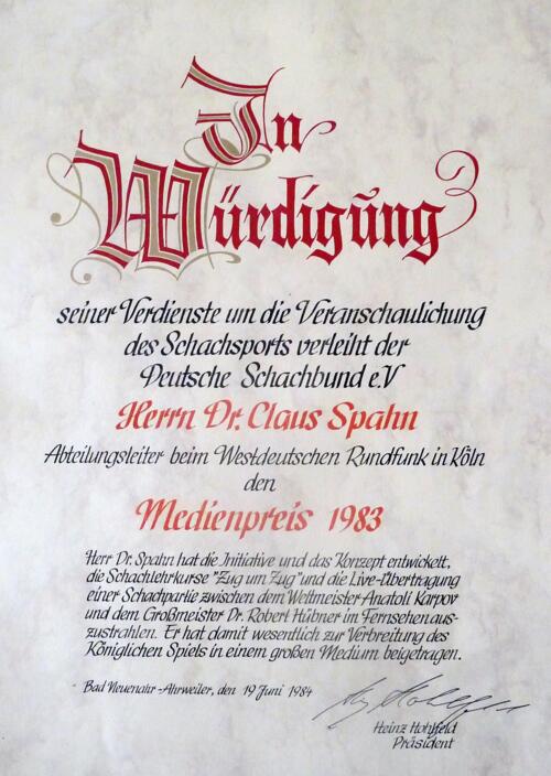 Urkunde zum Medienpreis 1983 des Deutschen Schachbundes (gez. Heinz Hohlfeld), verliehen an Dr. Claus Spahn (Westdeutscher Rundfunk)