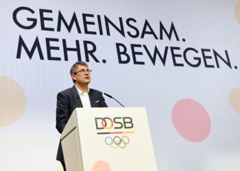 DOSB-Präsident Thomas Weikert bei der Vorstellung des neuen DOSB-Slogans bei der DOSB-Mitgliederversammlung im Dezember 2022