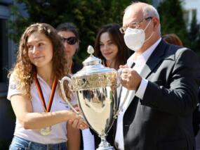 DSB-Frauenreferent Dan-Peter Poetke überreicht den Pokal an Olga Baby (SC Bad Königshofen)