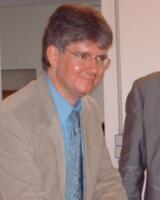 Matthias Kribben beim Unterschreiben der Kooperationsvereinbarung zwischen Berliner Schachverband und Emanul Lasker Gesellschaft
