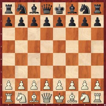 Grundstellung im Schach. Am linken und unteren Rand sind hier die Koordinaten des Brettes angebracht