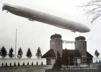 Ansichtskarte vom Luftschiff "Hansa" über dem Luftschiffhafen in der Zeppelinstraße im Jahr 1911