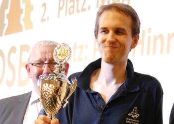 Hagen Poetsch mit dem Siegerpokal. Im Hintergrund Turnierleiter Thomas Wiedmann.