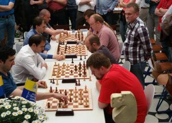Schachfreunde Bad Emstal/Wolfhagen vor drei Jahren bei ihrem ersten Titel gegen den SK Landau. An Brett 1 spielte Wladimir Kramnik (links).