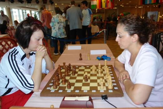 Gegen Elisabeth Pähtz (links) beim Woman Chess Cup 2006 in Dresden