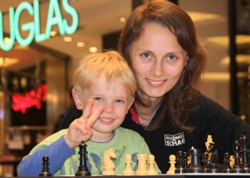 Josefine Heinemann mit jungen Schachfan